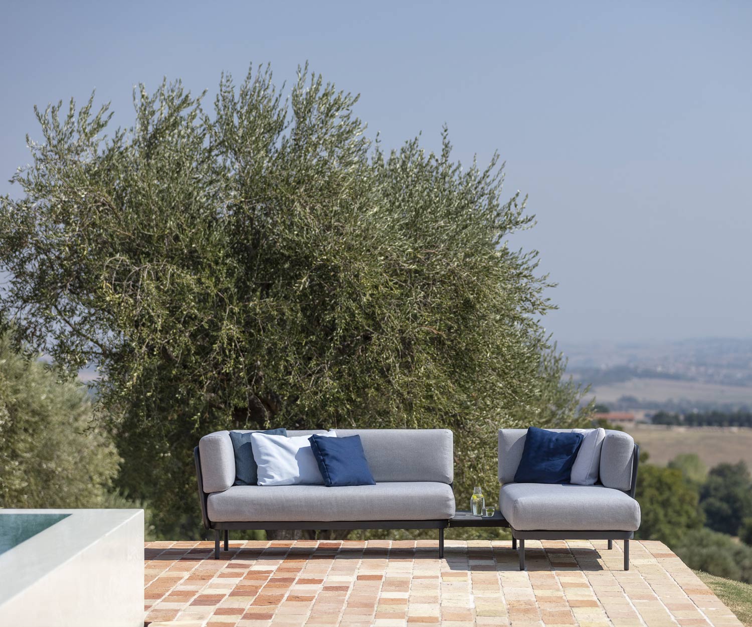 Confortable Todus Baza Canapé d'été sur la terrasse au bord de la piscine