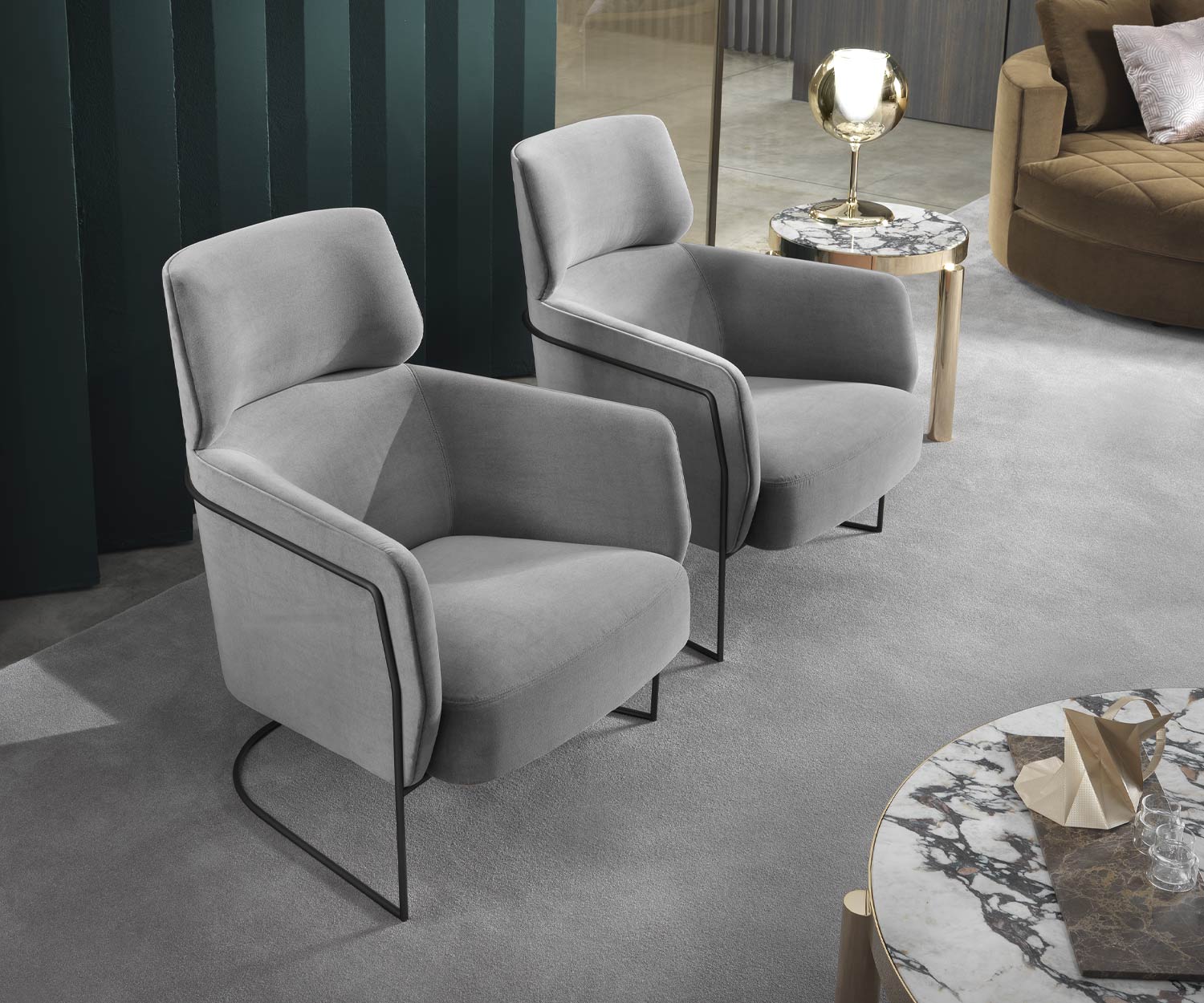 Fauteuil lounge gris clair Nest de Marelli piètement noir salon