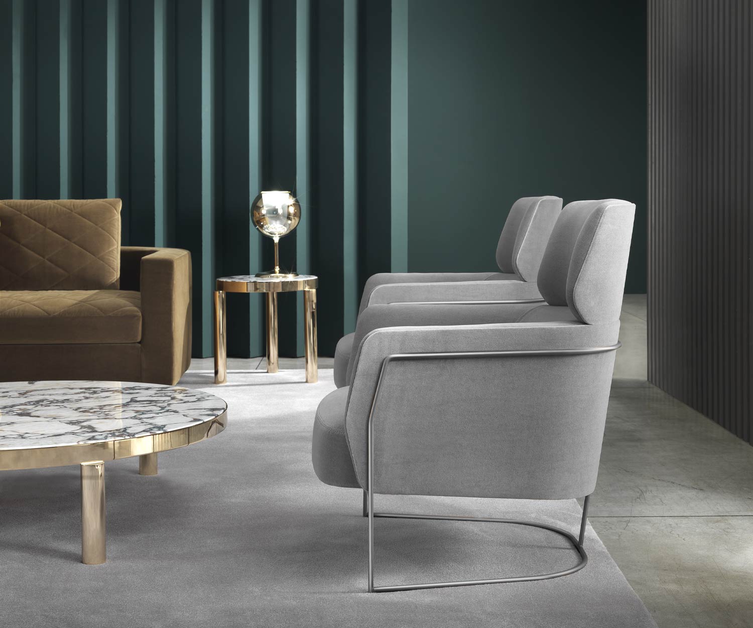 Fauteuil gris Marelli Nest Relax sur pieds étroits dans le salon