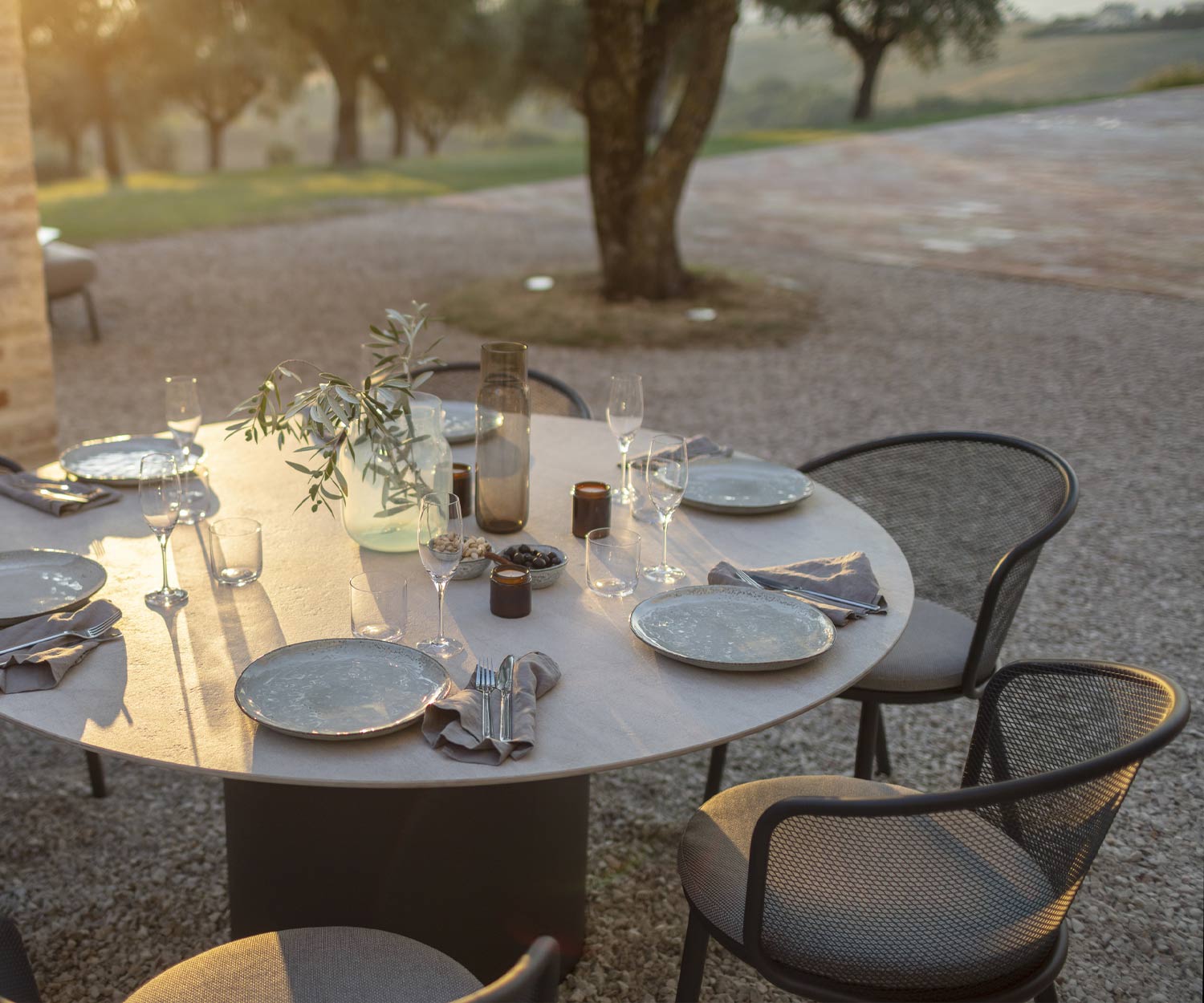 Table ronde Branta pour six personnes dans le jardin de devant